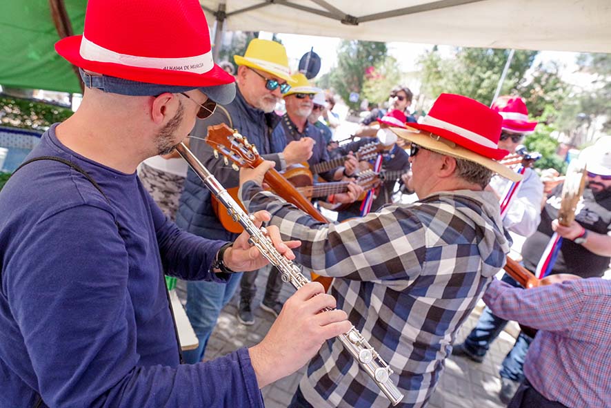 Músicos de cuadrilla tocando flauta y guitarras en una fiesta popular